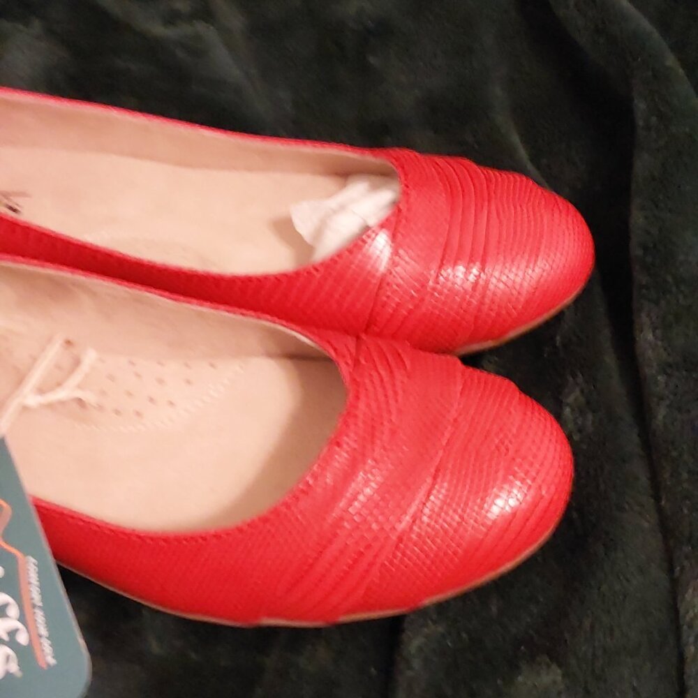 RED CLIFFS FLAT COMFORT SHOE, NEW WITH TAGS - Picture 16 of 16
